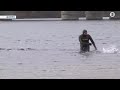 Підводні мисливці в спецкостюмах чистять дно річки в Дніпрі