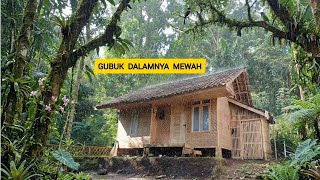 Dari Luar Nampak Gubuk Tapi Dalamnya Luarbiasa, Review Hutan Di Belakang Gubuk