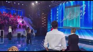 L’esultanza di Raimondo Todaro per la vittoria di mattia ad Amici 2023