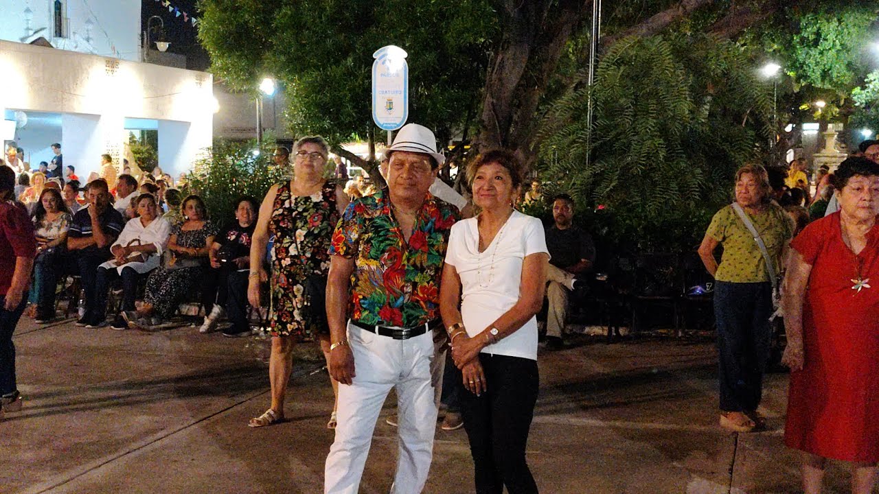 Martes 2 de Septiembre 2025 - Baile en el Parque de Santiago en Mérida Yucatán. Video 1.