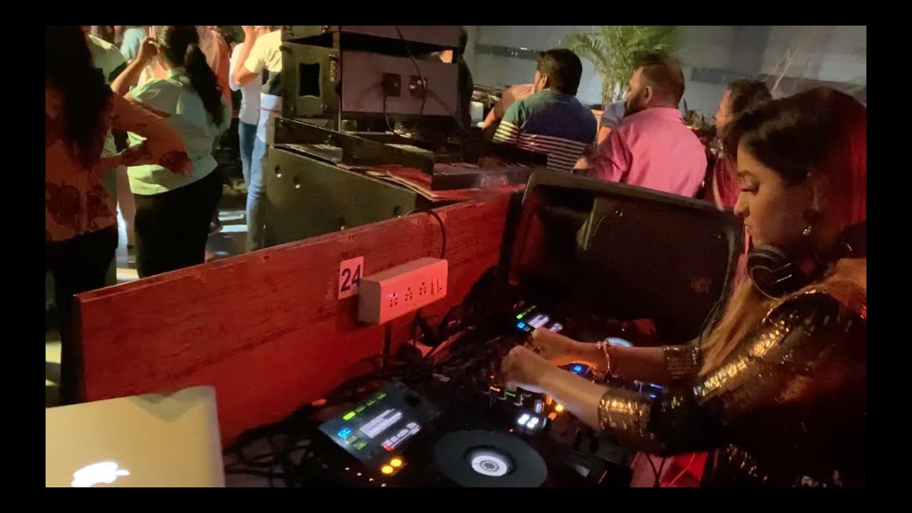 DJ PIYU PERFORMING LIVE AT CLUB BACKSTAGE , PUNE | BEST FEMALE DJ OF INDIA | LIVE DJ PLAYING