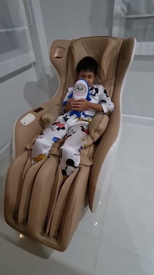 น้องบีมหลับคาเก้าอี้นวดไฟฟ้า