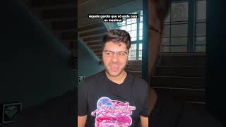 Aquele Garoto Que Só Anda Com As Meninas