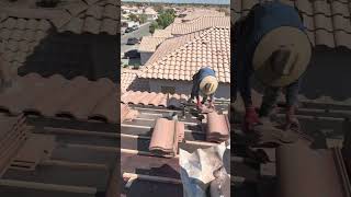 #rooflife #construction #roofinginnovation #roofrigtiles #teja #Roof #tileroof #working #workinghard