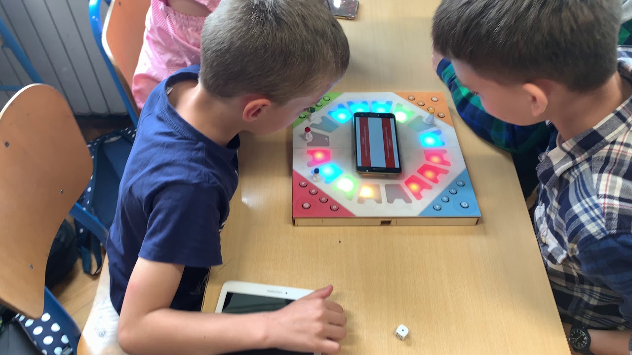 Smart board game Mundus in School