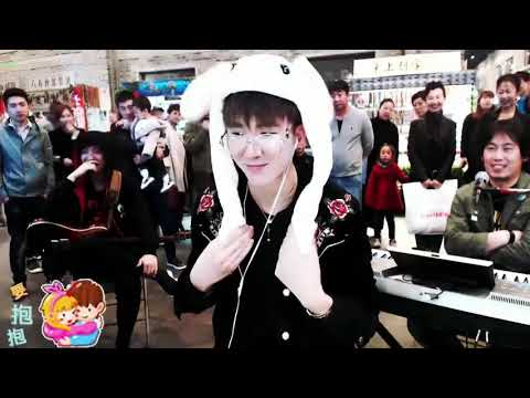 刘宇宁 20180420 玩兔子耳朵
