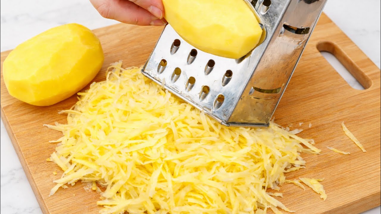 Einfach 3 Kartoffeln reiben bereiten, 3 Eier hinzufügen.Günstig und einfach!