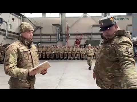 Жалаңаш және жалаңаш әйелдер бейнеленген ас үй тұсқағазы