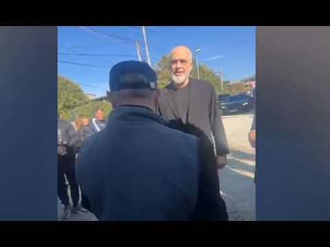 “Bën sikur na qan hallet!”/ Shkoi në vizitë në “uzinat” e KAYO-s, qytetarët Ramës: Jep dorëheqjen!