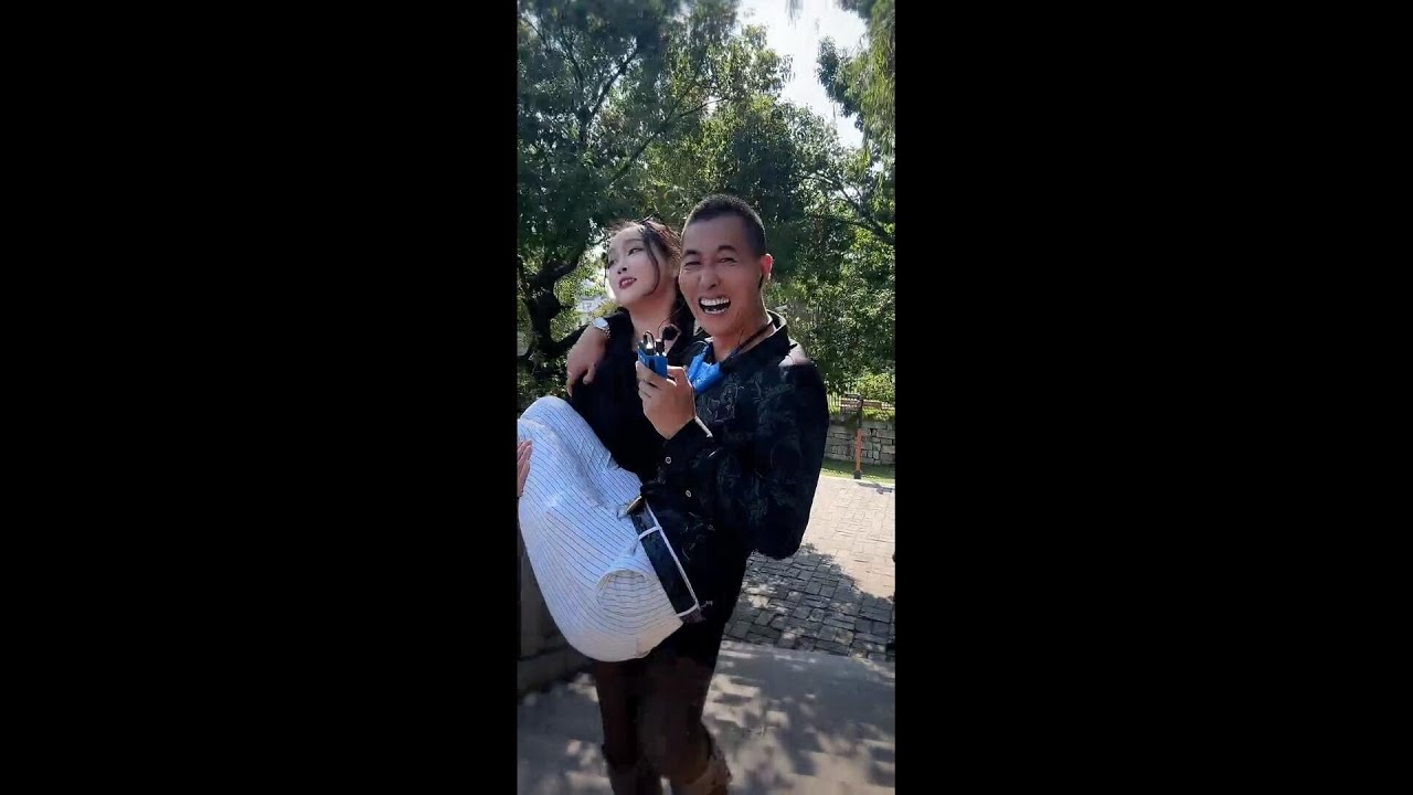 站姿叉开腿的老妹，给她吟几首诗。