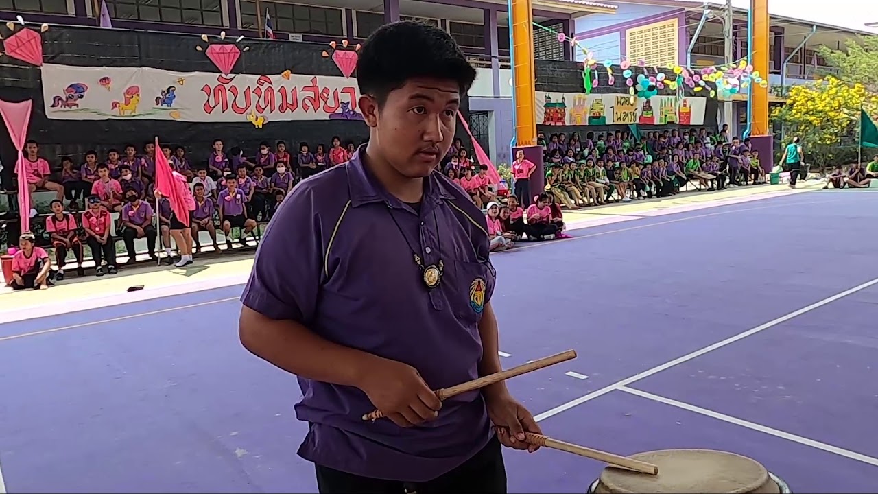 ให้น้องๆ แข่งตีกลองชิงเงินรางวัล