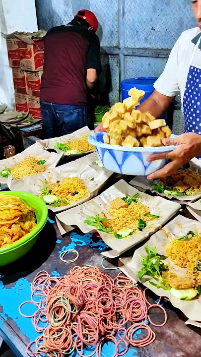 CRAZY! WHILE ONLY INDOMIE IS GIVEN SAMBEL, MANY PEOPLE ARE ALREADY LINED UP BEFORE IT OPENS - Mie...