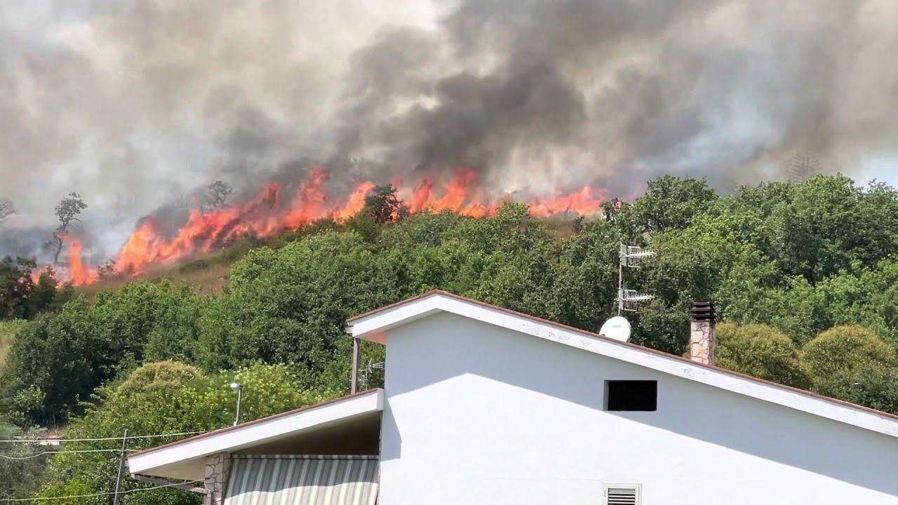 Incendio a Fontana Perrelli i vigili del fuoco e protezione civile stanno intervenendo. 29/07/2021