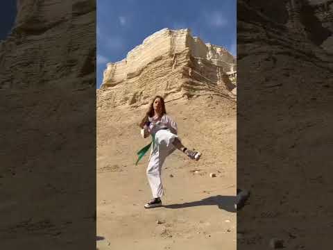 Девушка - Каратэ