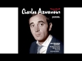Charles aznavour  sur la table