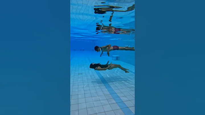 Underwater NO FINS tandem swim 💙 - DayDayNews
