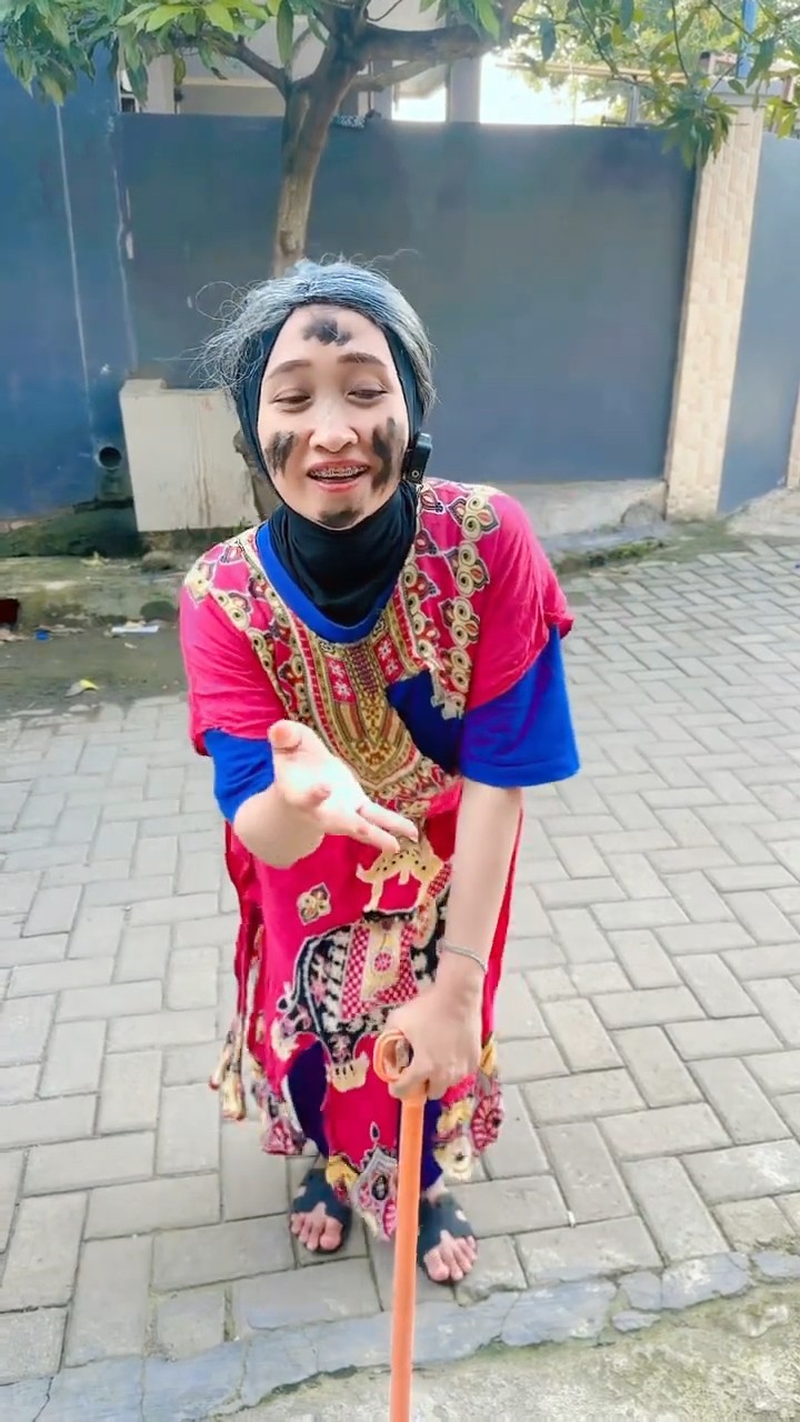 AINUN BAIK YAH MAU BERBAGI
