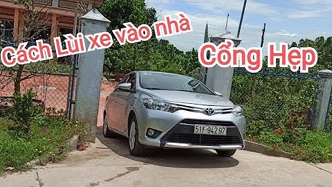 Lùi xe vào cổng nhà hẹp và dốc, cần lưu ý điểm gì để không va chạm cổng và thân xe (clip trước dịch)