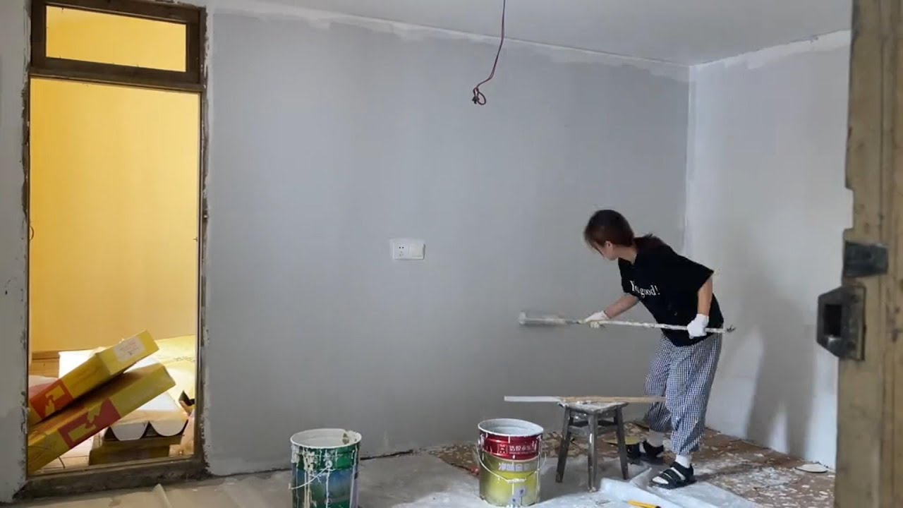 Красивая девушка сбегает из города, чтобы отремонтировать старый сельский дом и переделать комнату