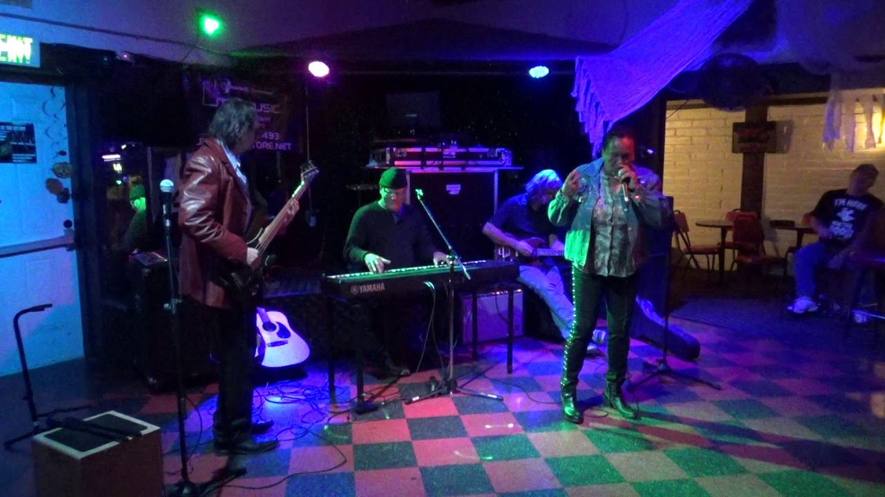 Oct 29, 2019, Tuesday Open Mic Intimo Lounge host John Clifton   00029