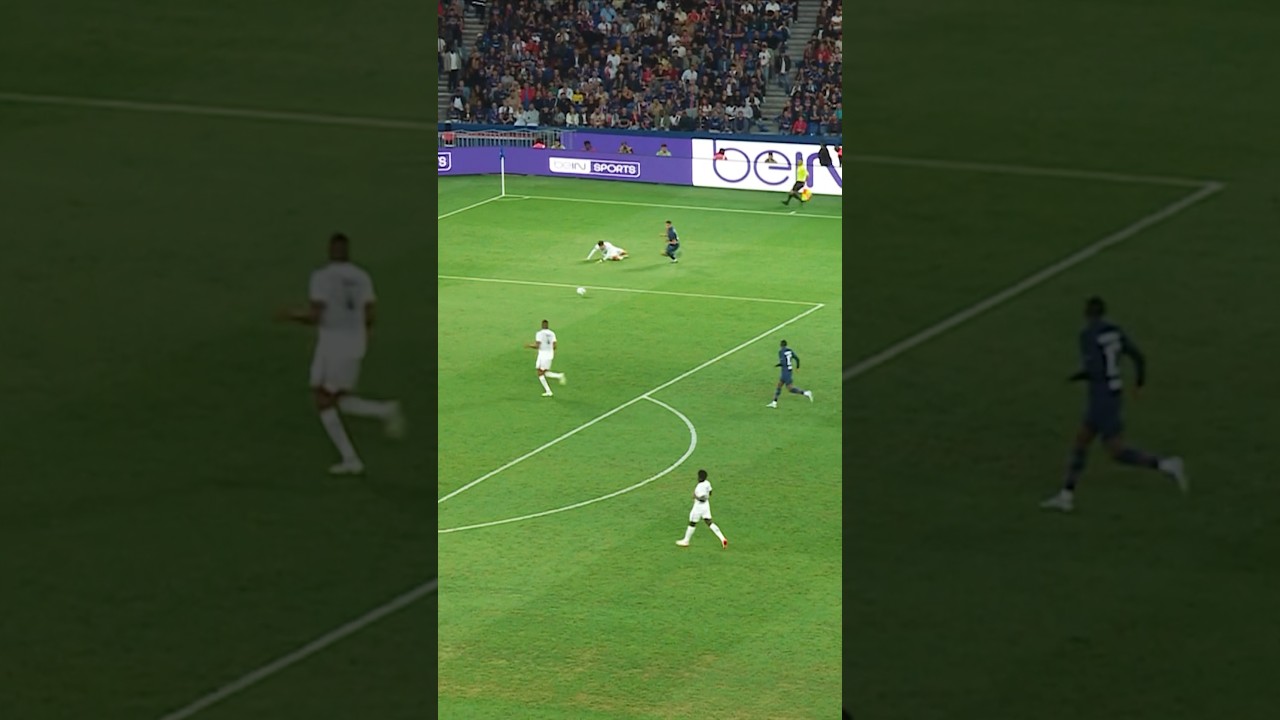Hunting the ball 😤 #PSG #Ligue1 #Hakimi