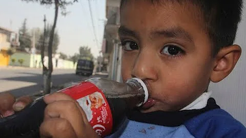 ¿Puedo darle Coca-Cola a mi hijo de 2 años?