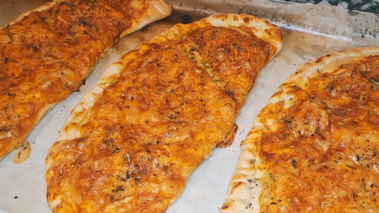 عشاق البيتزا 🍕 والسندوتشات🍔،أروع و ألذ بيتزا  السوفلي، حضريها ضربة وحدة ،واستمتعي بالبنة 😋.