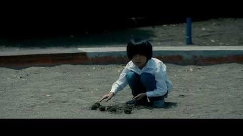 誰がぼくと遊んで…謎の死が続くクロユリ団地が舞台のホラー映画『クロユリ団地』予告編