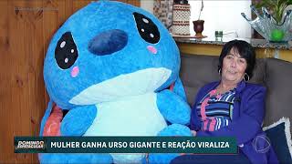 Mulher Ganha Urso Gigante e Reação Viraliza Nas Redes Sociais (Domingo Espetacular) [HD]