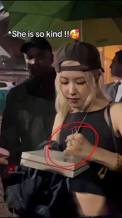 Even though it was raining, she still signed autographs for her Fans!!🥰  #blackpink #rosé