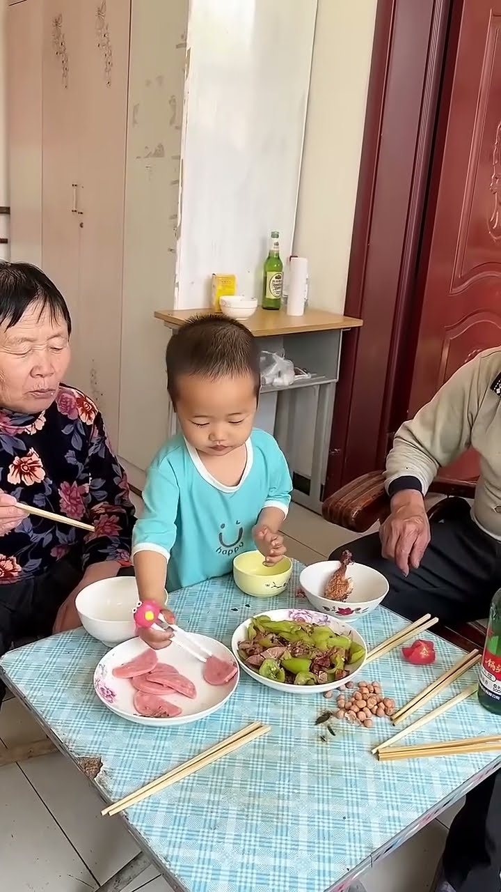 小米宝照顾姥姥姥爷，太乖了！#Cute baby#Cute#呆萌小米宝#聪明宝宝#萌娃