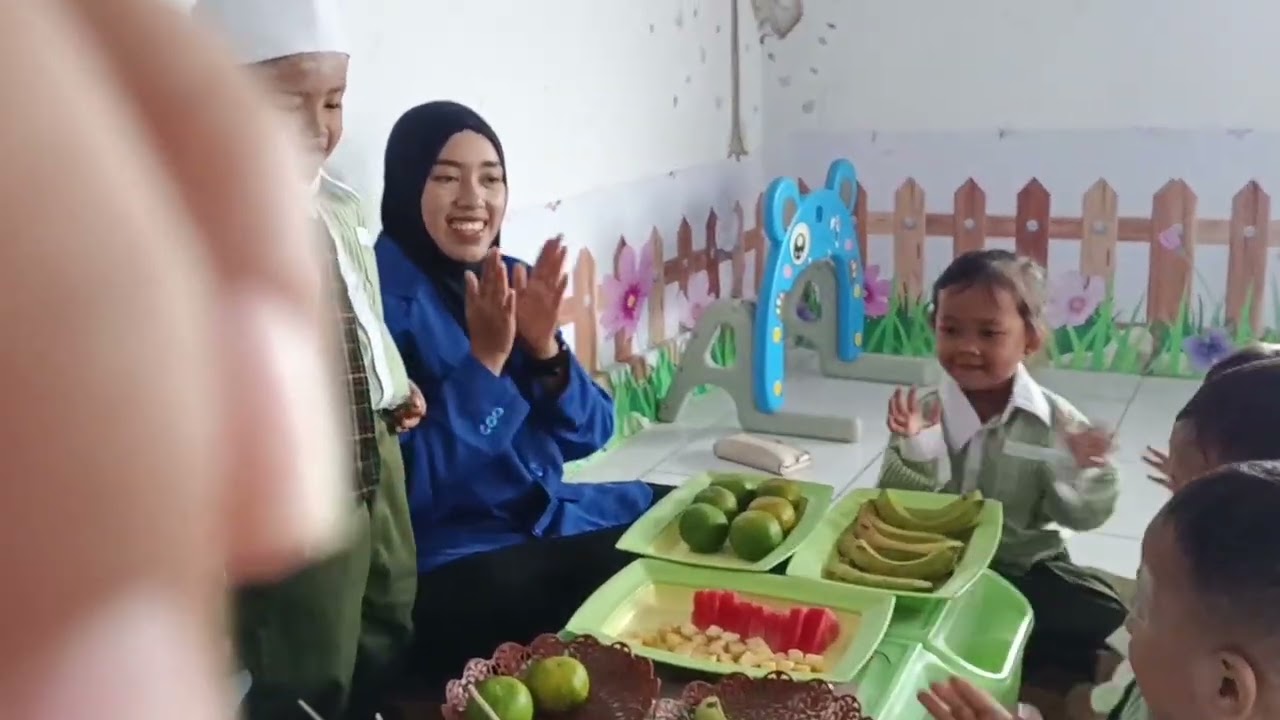 TUGAS MAGANG KEPENDIDIKAN UNIVERSITAS MUHAMMADIYAH JEMBER (Praktik Membuat Sate Buah usia 3-4 tahun)