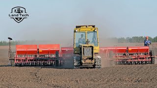 Трактор ДТ-75МЛ Казахстан с тремя сеялками Астра СЗ-3,6А - посев пшеницы