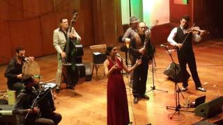 Video thumbnail of "Barcelona Gipsy Balkan Orchestra - Makedonsko devojče"