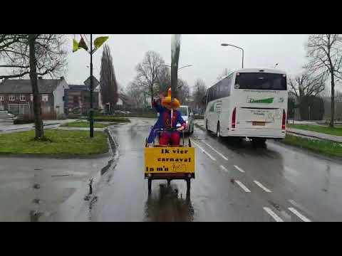 GOUD! Tijs deed de carnavalsoptocht van Papgat in zijn 'eendje'