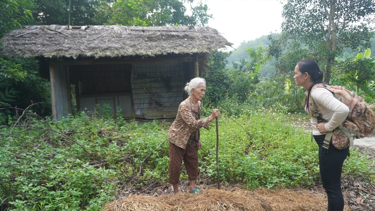 Full Video- The old lady lives alone in an old house, the girl comes to help her clean the house.