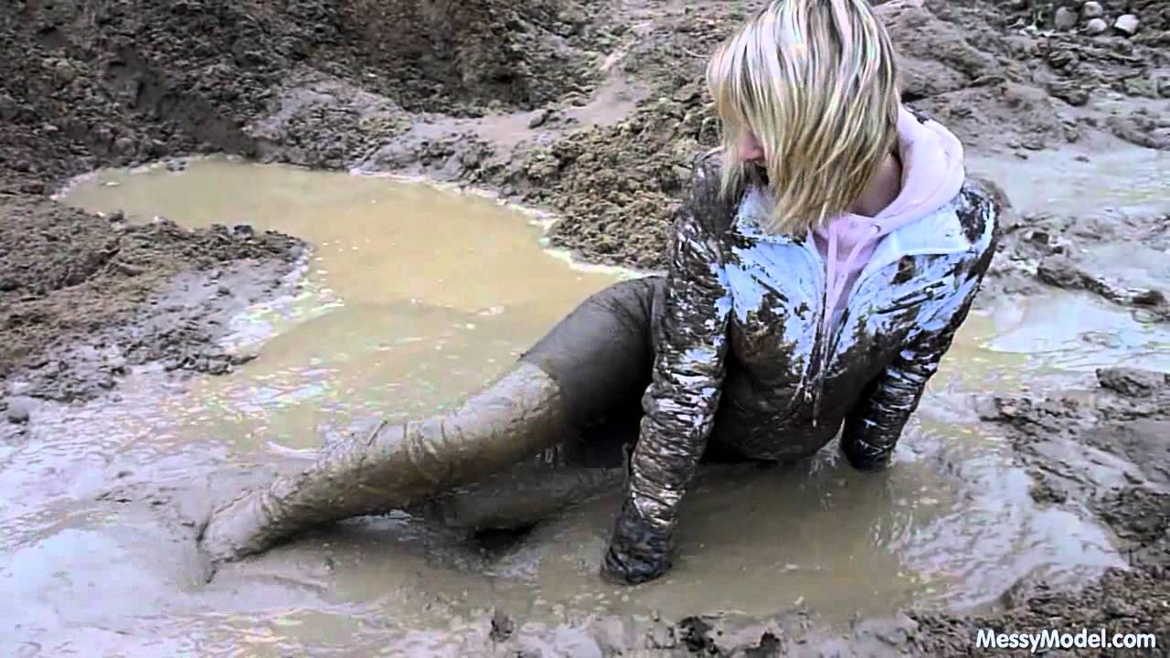 Wetlook, wam, mud, bomberjacket, downjacket, stuck in mud, muddy.