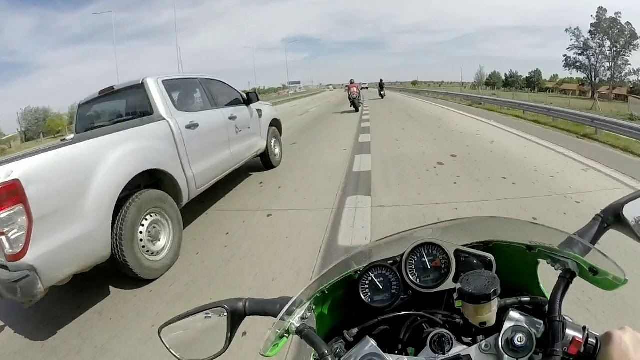 r1 y zx9r salida - YouTube