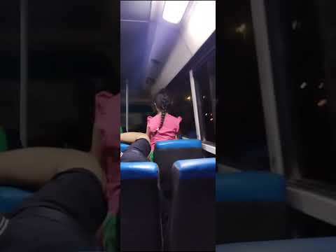 بتبص من الشباك بتحاول تتعرف على العالم اللي لقت نفسها فيه   اطفال طفل