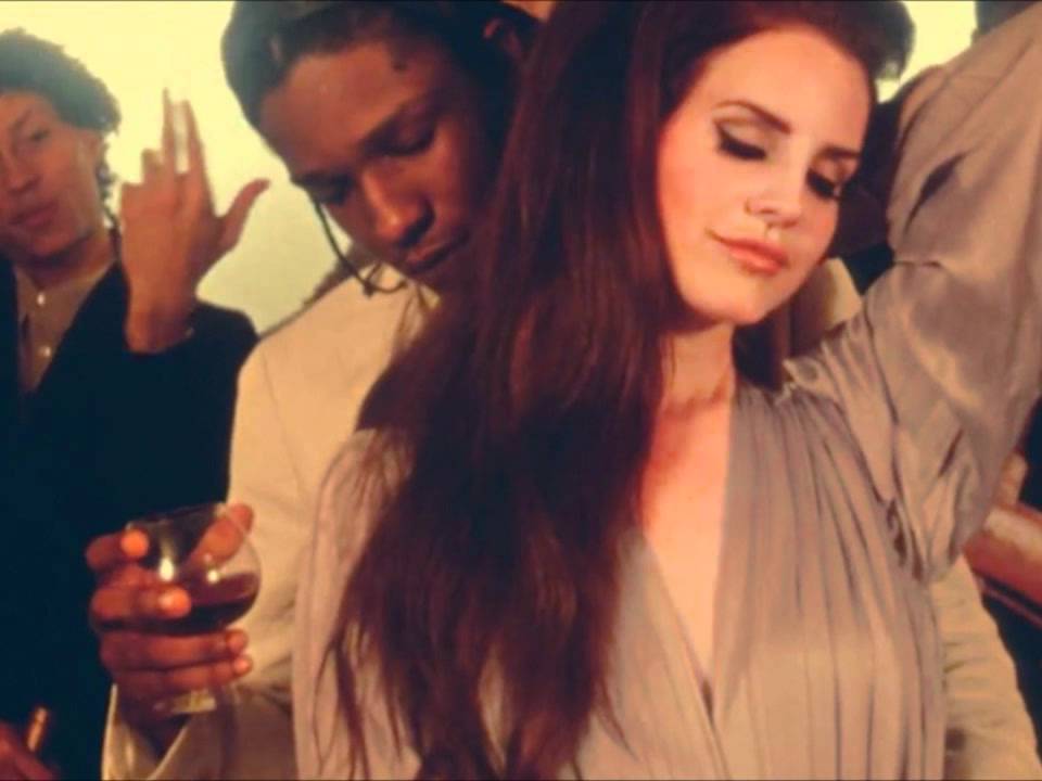 Ridin lana rey. Lana del rey violet bent backwards over the grass. Ridin lana rey. Ridin lana rey. Ride lana del rey кадры из клипа.