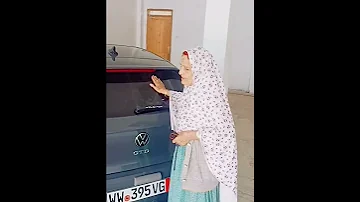الحاجة جزائرية في فيديو جميل مع سيارة GOLF 8 