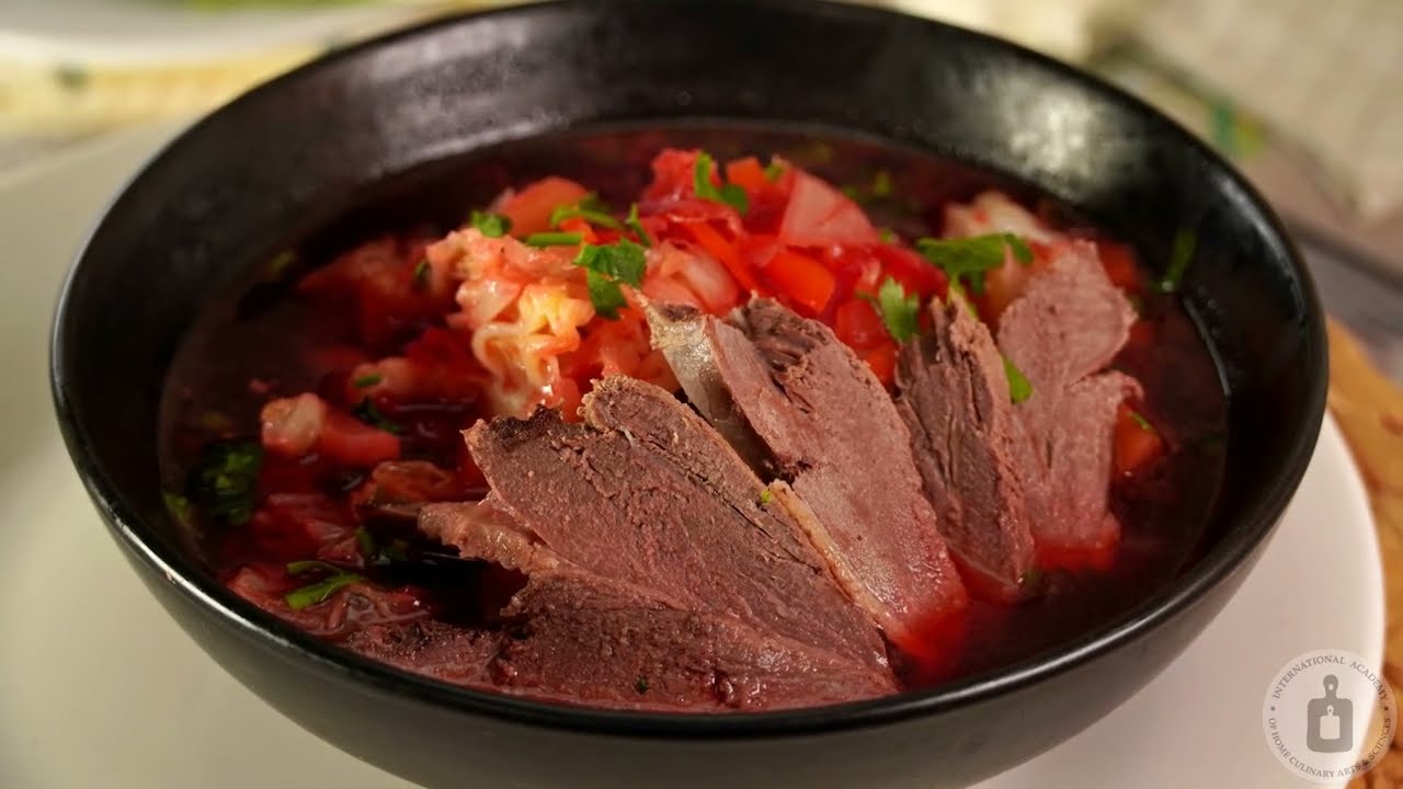 С нежной, сладковатой капустой. БОРЩ С УТКОЙ И САВОЙСКОЙ КАПУСТОЙ, НА УТИНОМ БУЛЬОНЕ