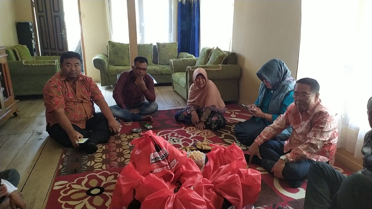 Memo Hermawan Anggota DPRD Provinsi Bantu Korban Kebakaran di Sukaresmi