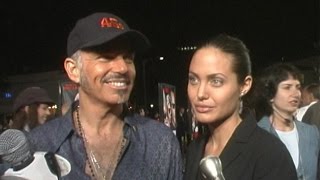 Bandits Premiere
http://www.hollywood.com
Bandits Premiere
Rachael Fedder interviews Angelina Jolie, Billy Bob Thornton, Bruce Willis, Barry Levinson, Gary Busey, Kevin Nealon, Matthew Perry, Stacey Travis, Anthony Burch, and Bobby Slayton.
http://www.hollywood.com/movies/bandits-59183666/
For more celebrity interviews, movie trailers, and entertainment news visit Hollywood.com! Bandits Premiere