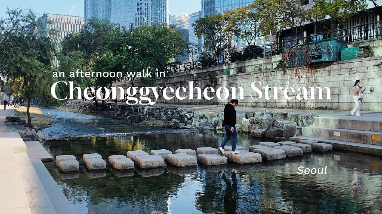 an afternoon walk at Cheonggyecheon Stream in Seoul
