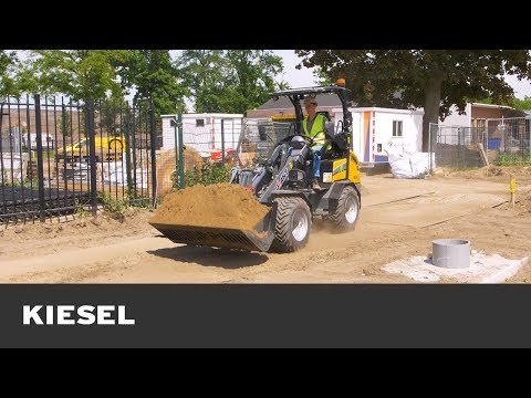 Kompaktradlader Giant G2200E X-TRA auf der Baustelle