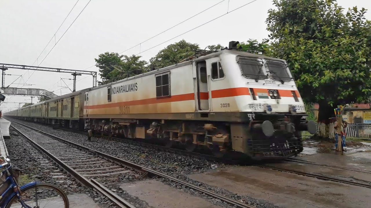 People got scared while Whining HWH WAP 7 Howrah Duronto nailed Level crossing of MBE at 120 KMPH