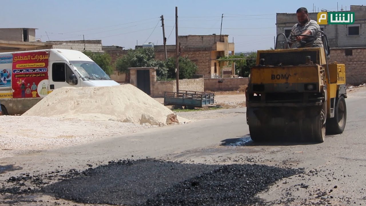 محلي كفريحمول شمال غرب إدلب يصلح طرقات المدينة للتخفيف من معاناة الأهالي.