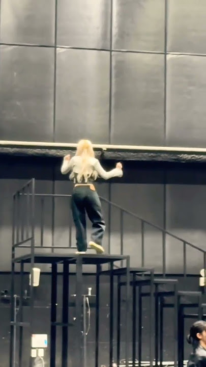 Somi's BACKUP DANCERS are practicing and Somi is Twerking at the back lol 😂#somi #kpop #viral  #lol