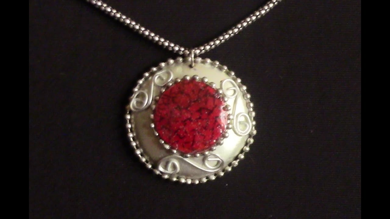 COLGANTE CON LATA DE REFRESCO Y CD. Pendant with can of soda and CD.